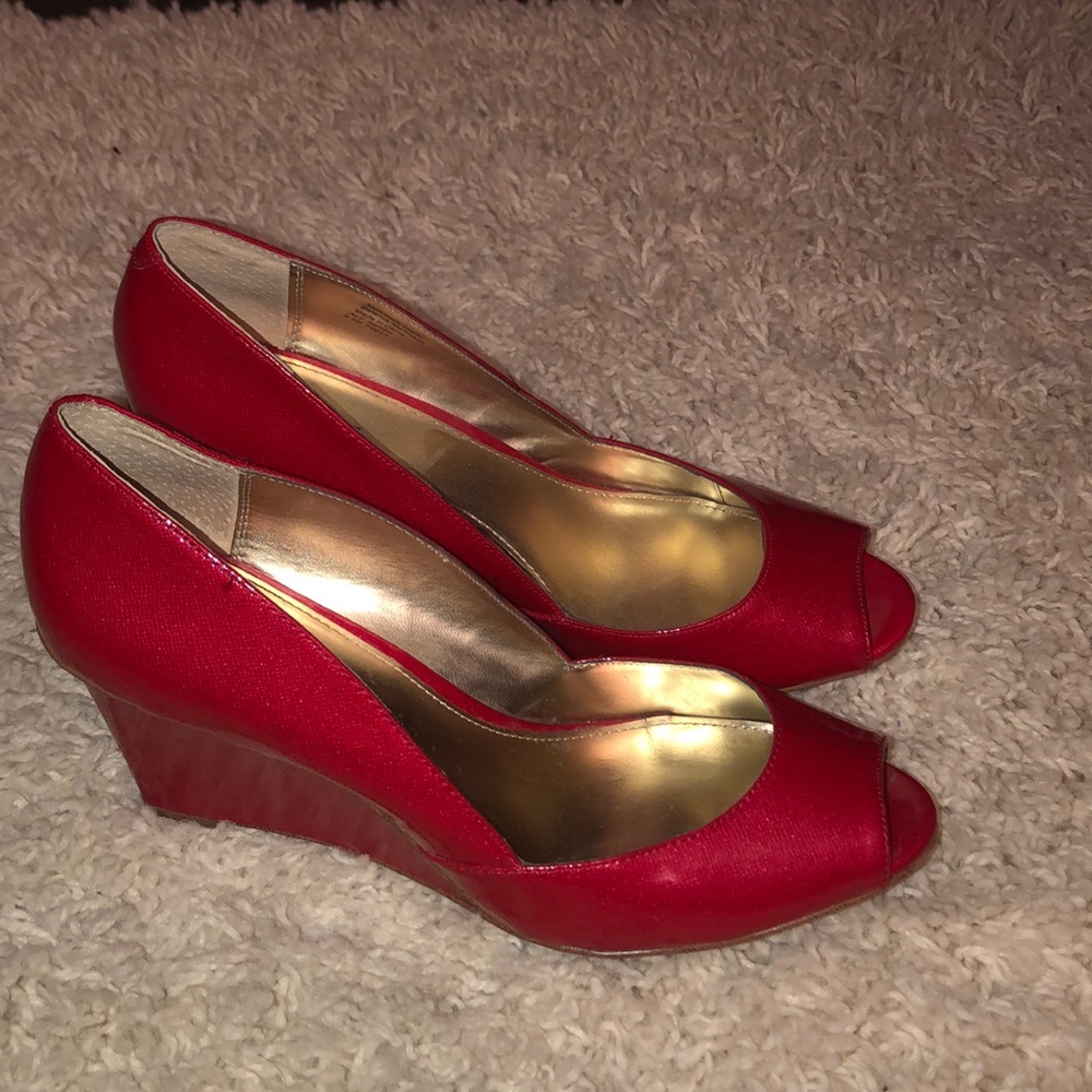 CUTE & COMFY RED WEDGES!